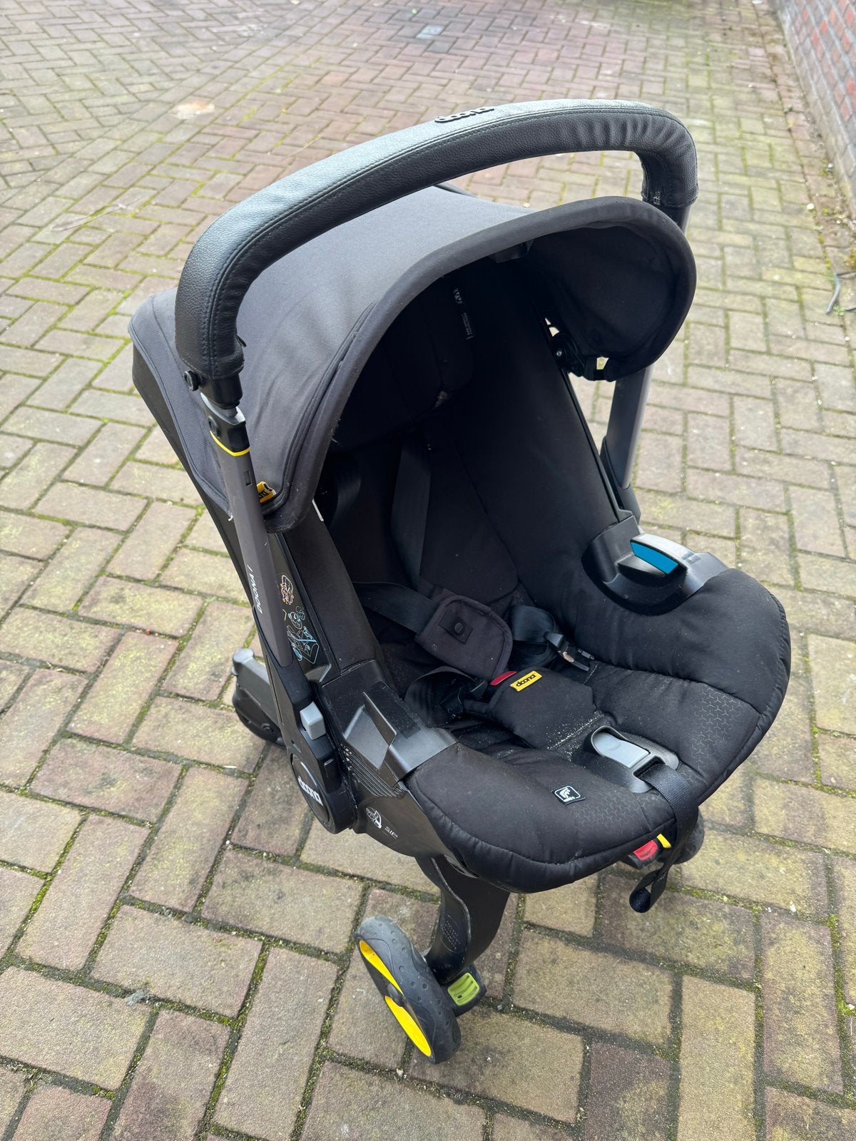 Doona i autostoel en kinderwagen in één, Kinderen en Baby's, Autostoeltjes, Autogordel of Isofix, Gebruikt, Zijbescherming, 0 t/m 13 kg