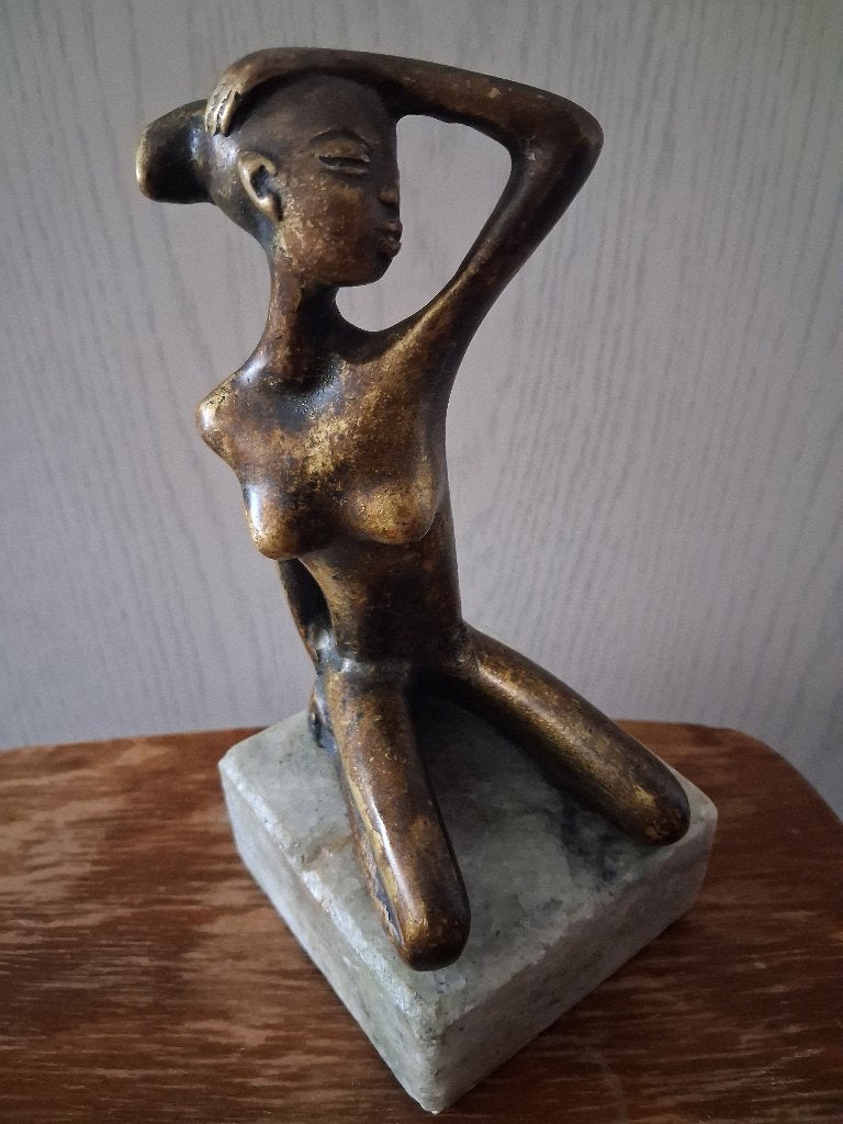 Bronzen beeldje van een vrouw op marmeren sokkel, Ophalen, Minder dan 20 cm, Gepatineerd, Brons