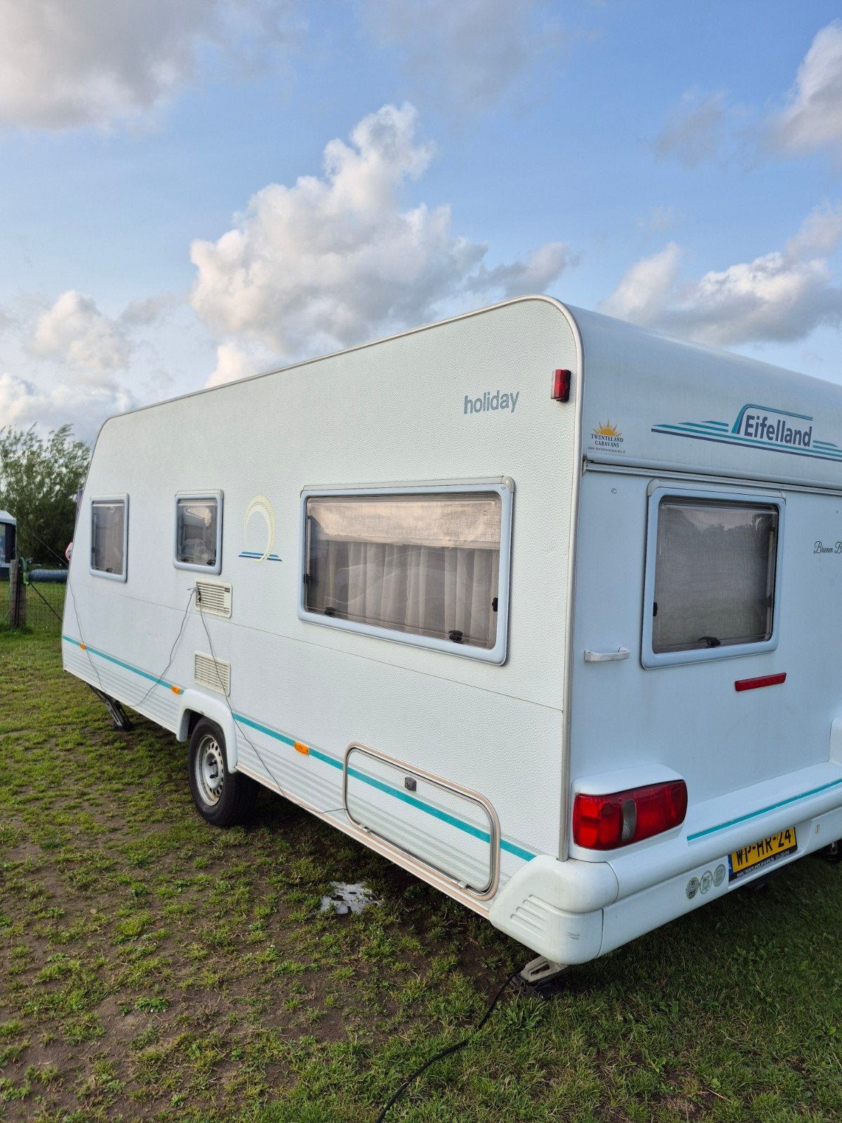 Eifelland 495 TF Holiday - Ruime en complete caravan, Caravans en Kamperen, Caravans, Frans bed, 6 tot 7 meter, Tot en met 5, 1000 - 1250 kg