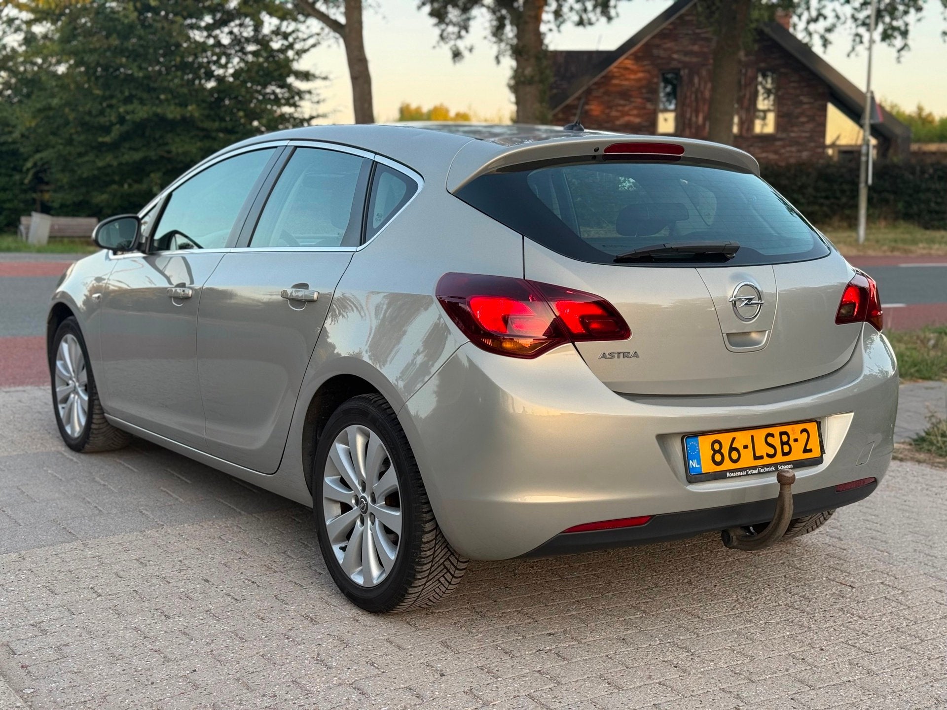 Opel Astra 1.6 Cosmo AUTOMAAT AIRCO CRUISE TREKHAAK, Auto's, Euro 5, 680 kg, 4 cilinders, 116 pk
