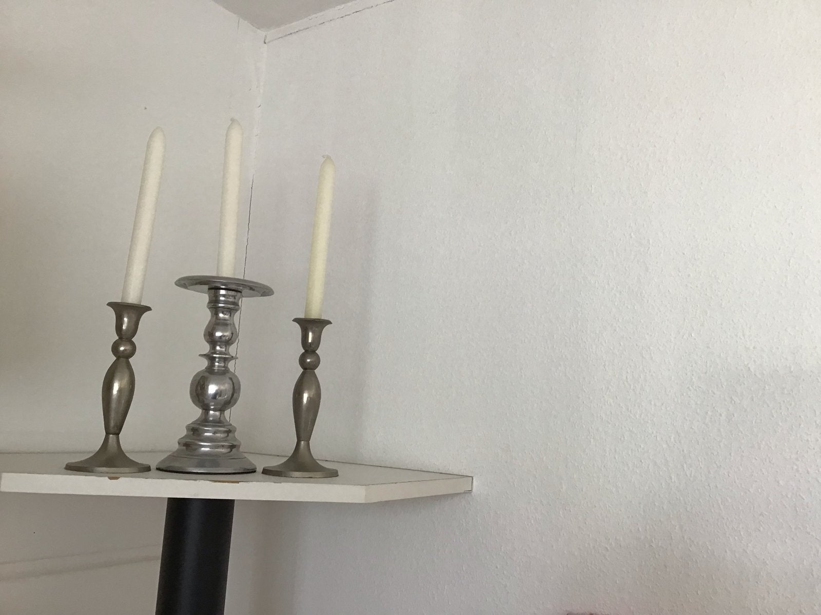 Set van 3 zilverkleurige kandelaars met kaarsen, Ophalen of Verzenden, Zo goed als nieuw, Metaal, Kandelaar