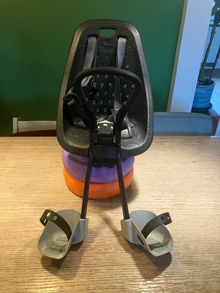 Yepp kinderstoeltje voorop zwart - Veilig en comfortabel, Ophalen of Verzenden, Gebruikt, Voorzitje, Voetsteuntjes