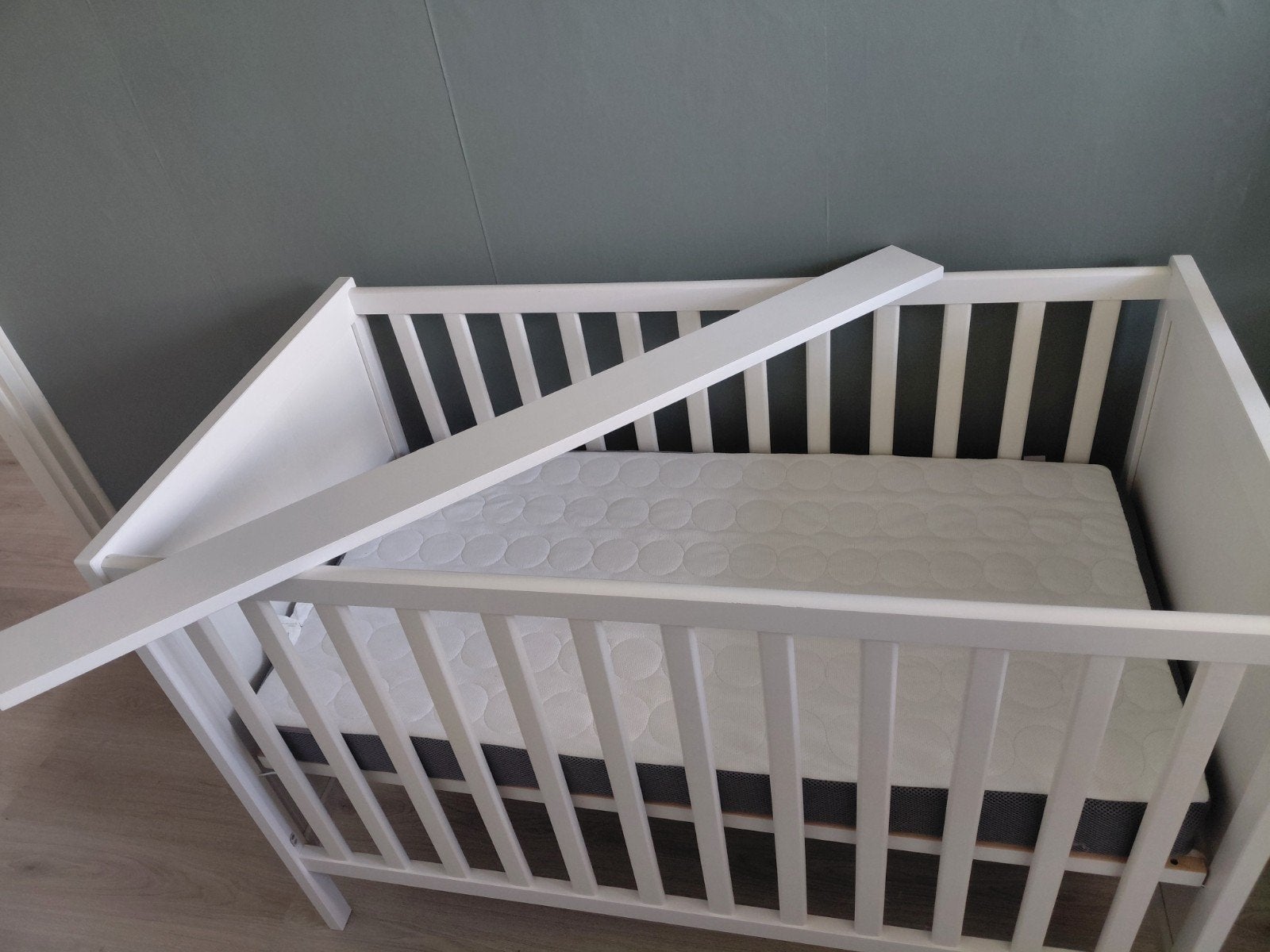 IKEA Sundvik Ledikant met HIMLAVALV matras en peuterplank, Kinderen en Baby's, Ophalen, Zo goed als nieuw, Ledikant