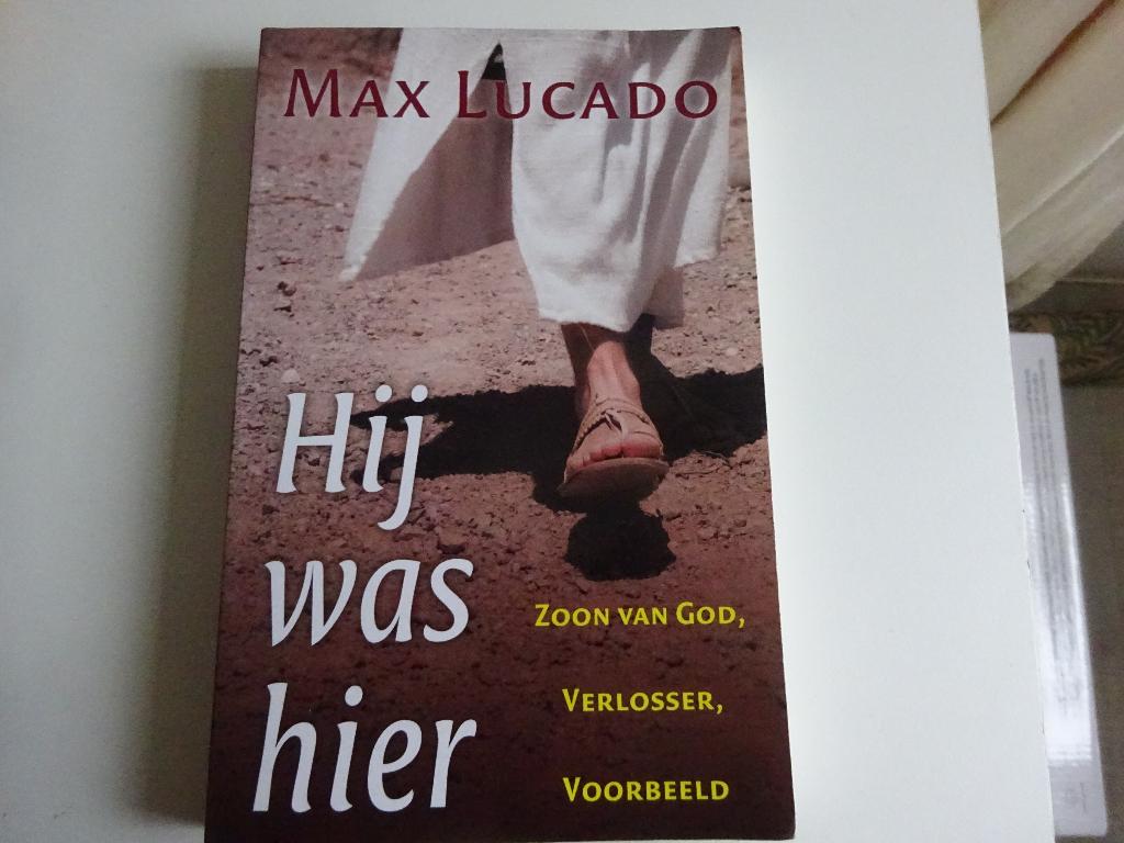 MAX LUCADO - HIJ WAS HIER, Ophalen of Verzenden, Gelezen, Christendom | Protestants
