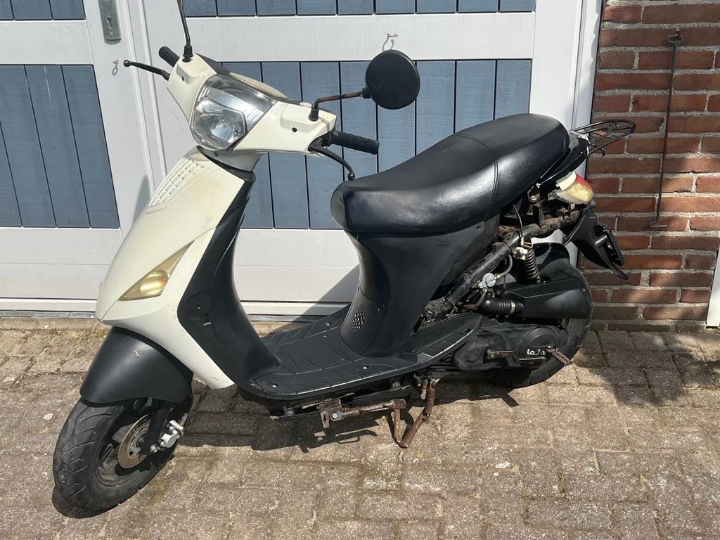 Een vespa lx50 en een neppe zip