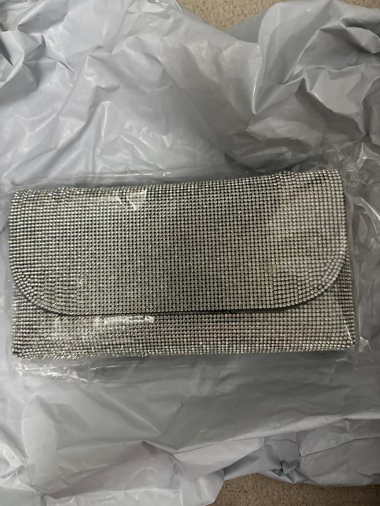 Nieuwe zilverkleurige clutch met strass steentjes, Ophalen of Verzenden, Nieuw, Grijs, Avondtasje