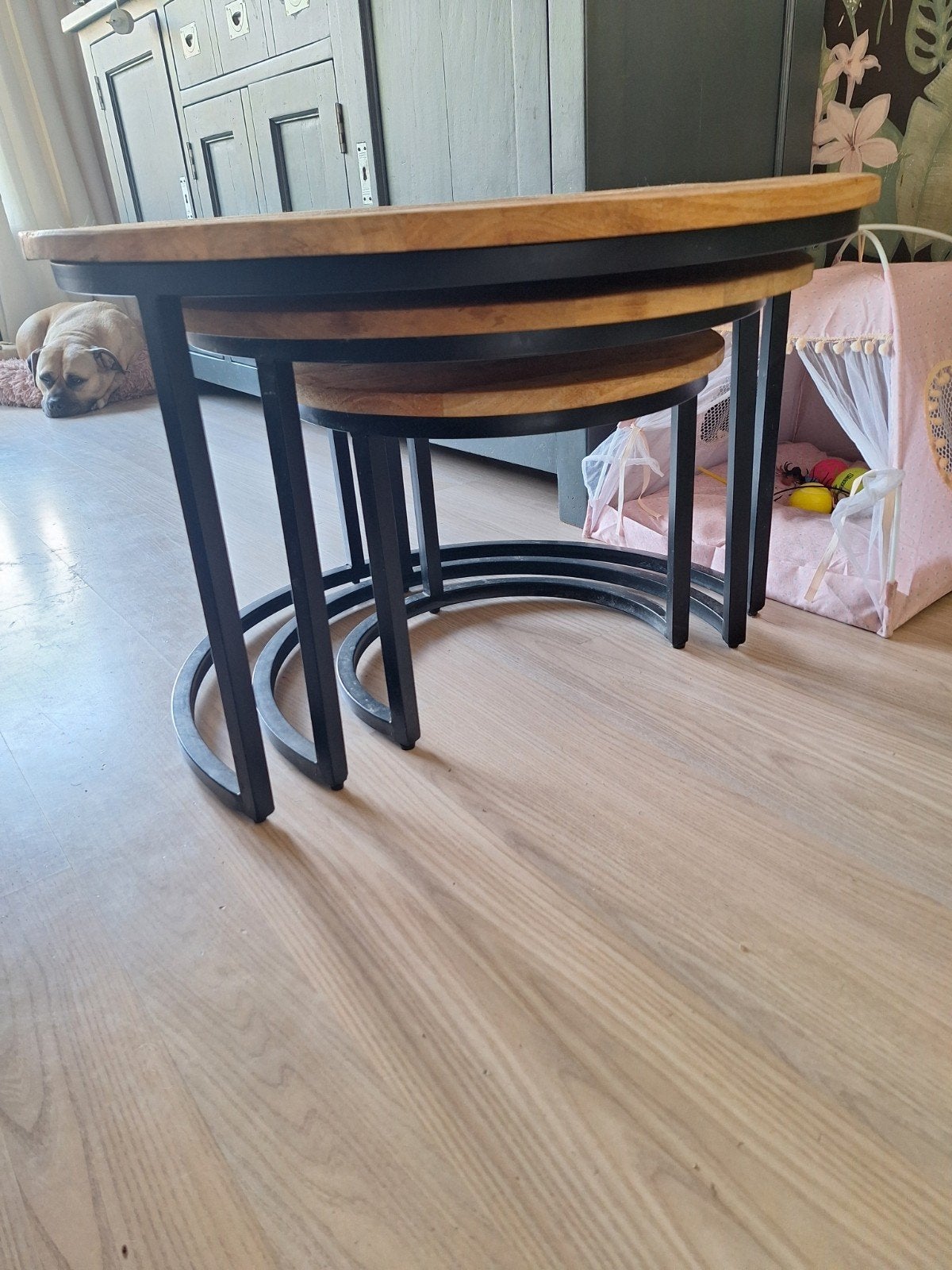 Set van 3 ronde bijzettafels van mangohout en metaal, Huis en Inrichting, Gebruikt, Industrieel, Landelijk, Rond, 55 tot 75 cm