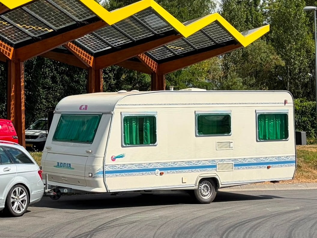Adria B unica 502 du Zeer compleet, perfecte staat., Caravans en Kamperen, Rondzit, Koelkast, 750 - 1000 kg, Particulier