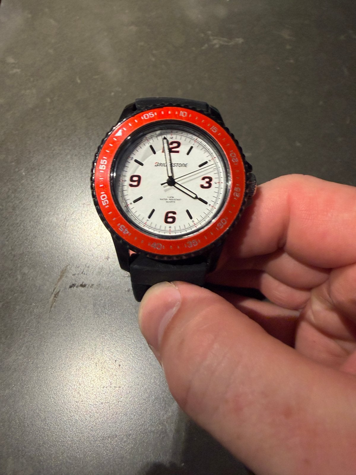 Bridgestone horloge - Zwart met rode accenten, Sieraden, Tassen en Uiterlijk, Horloges | Heren, Overige merken, Kunststof, Gebruikt