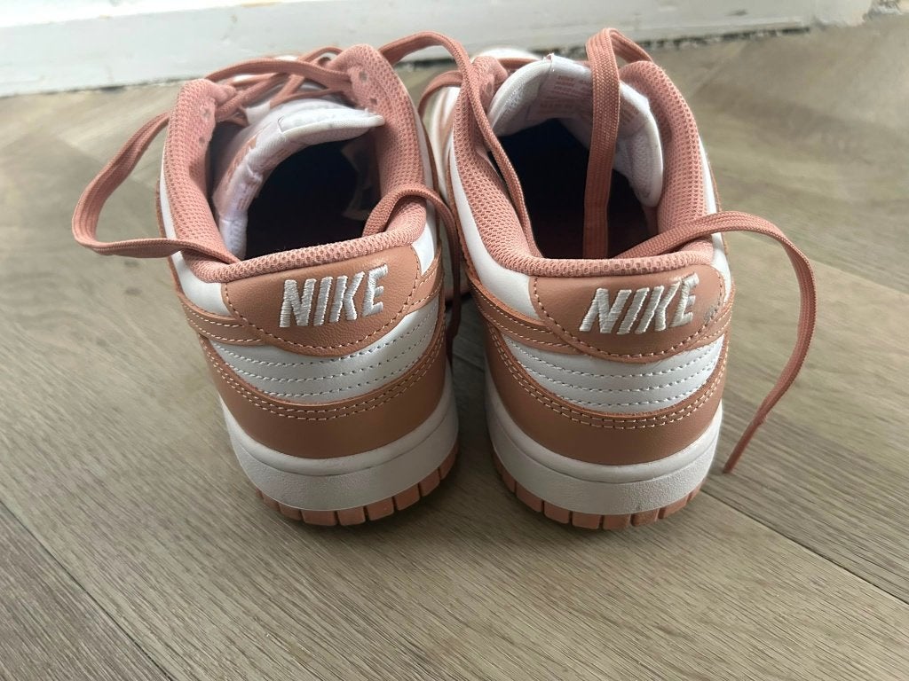 Nike dunk low wit met zacht roze, Kleding | Dames, Ophalen, Nike, Roze, Sneakers of Gympen