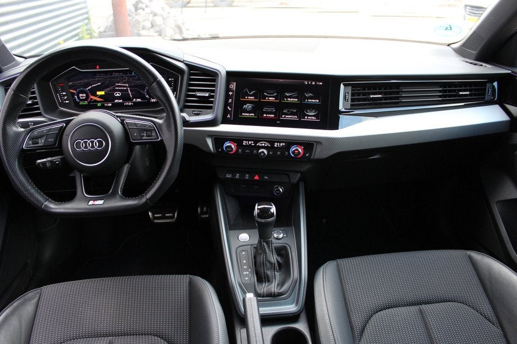 Audi A1 Sportback 35 TFSI 3x S-Line | Edition one | Matrix |, 4 cilinders, 150 pk, Leder en Stof, Zwart