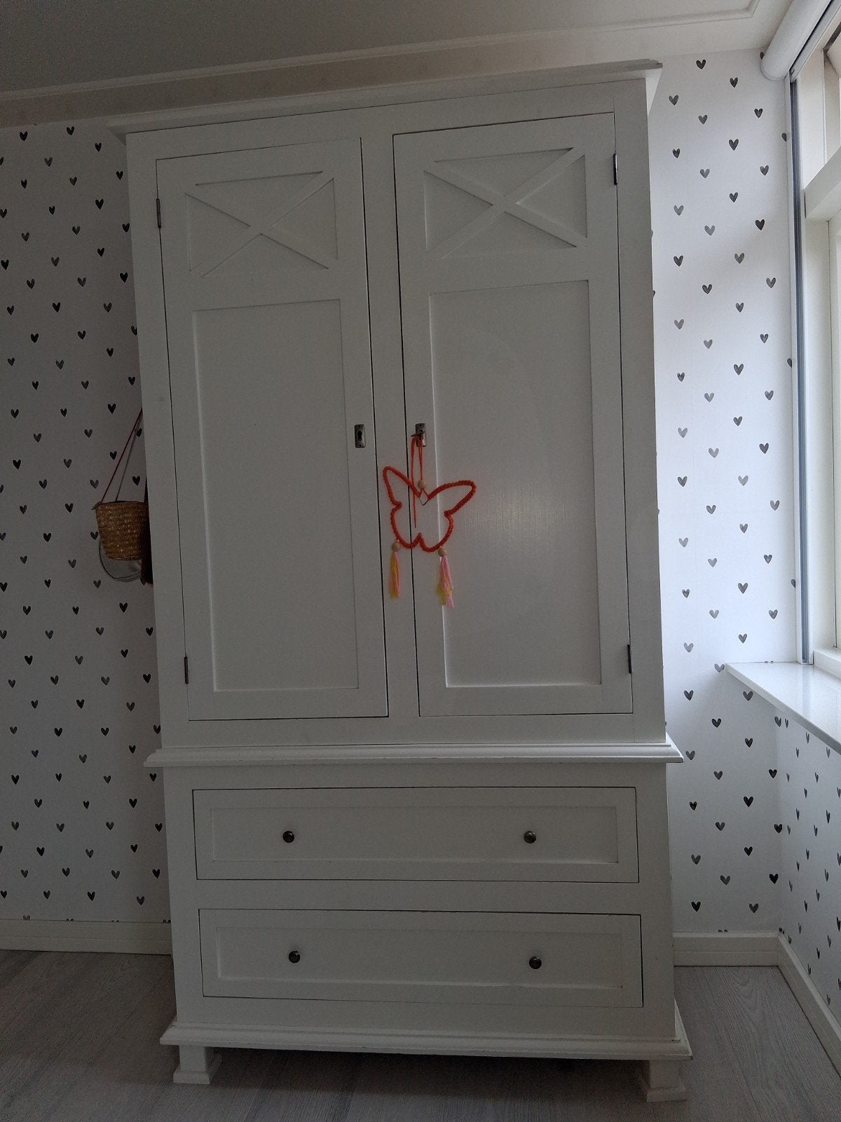 mooie witte kleding kast.