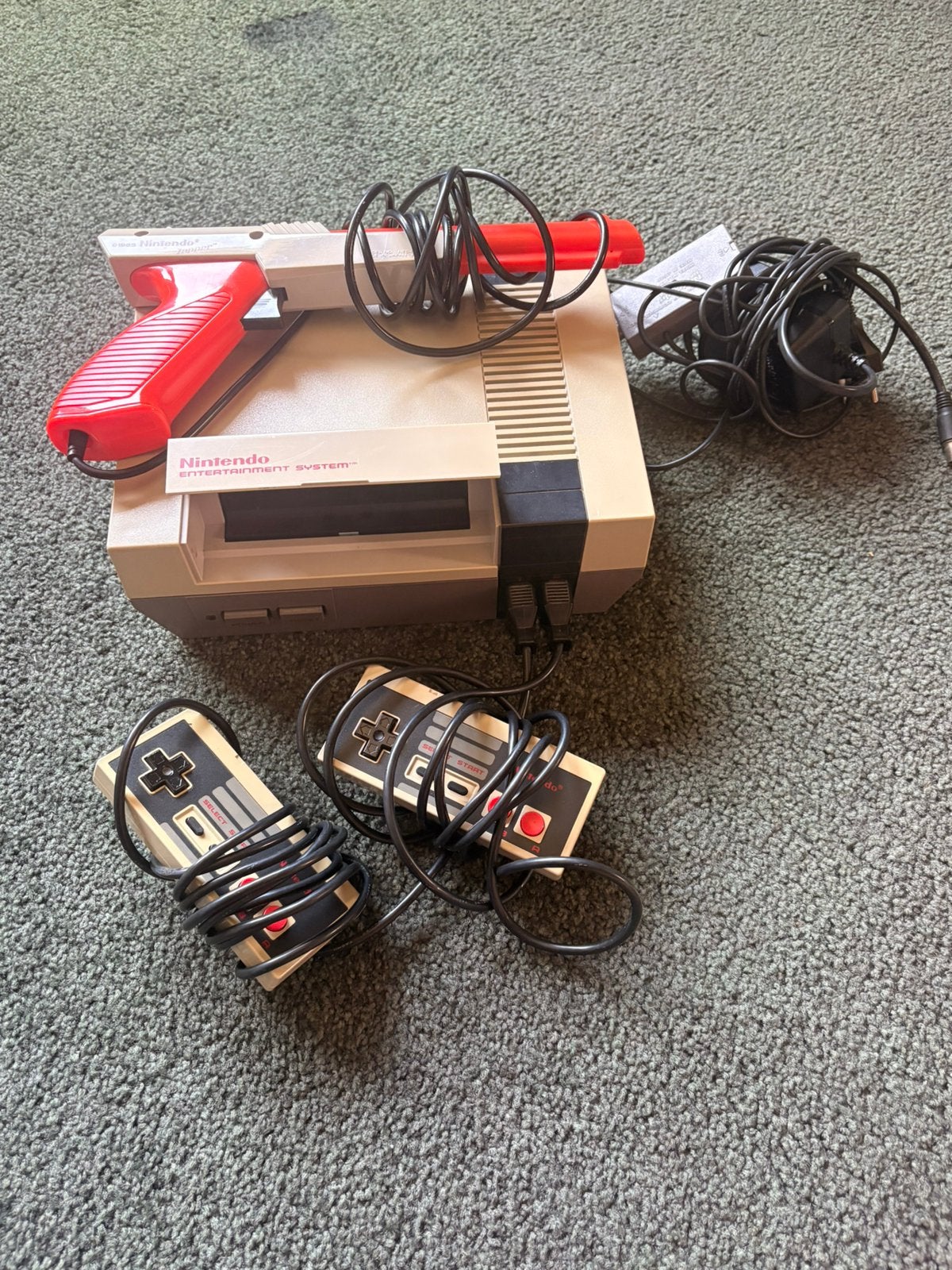 Nintendo spelcomputer met spellen, Spelcomputers en Games, Ophalen of Verzenden, Zo goed als nieuw, Met 2 controllers, Met zapper/pistool
