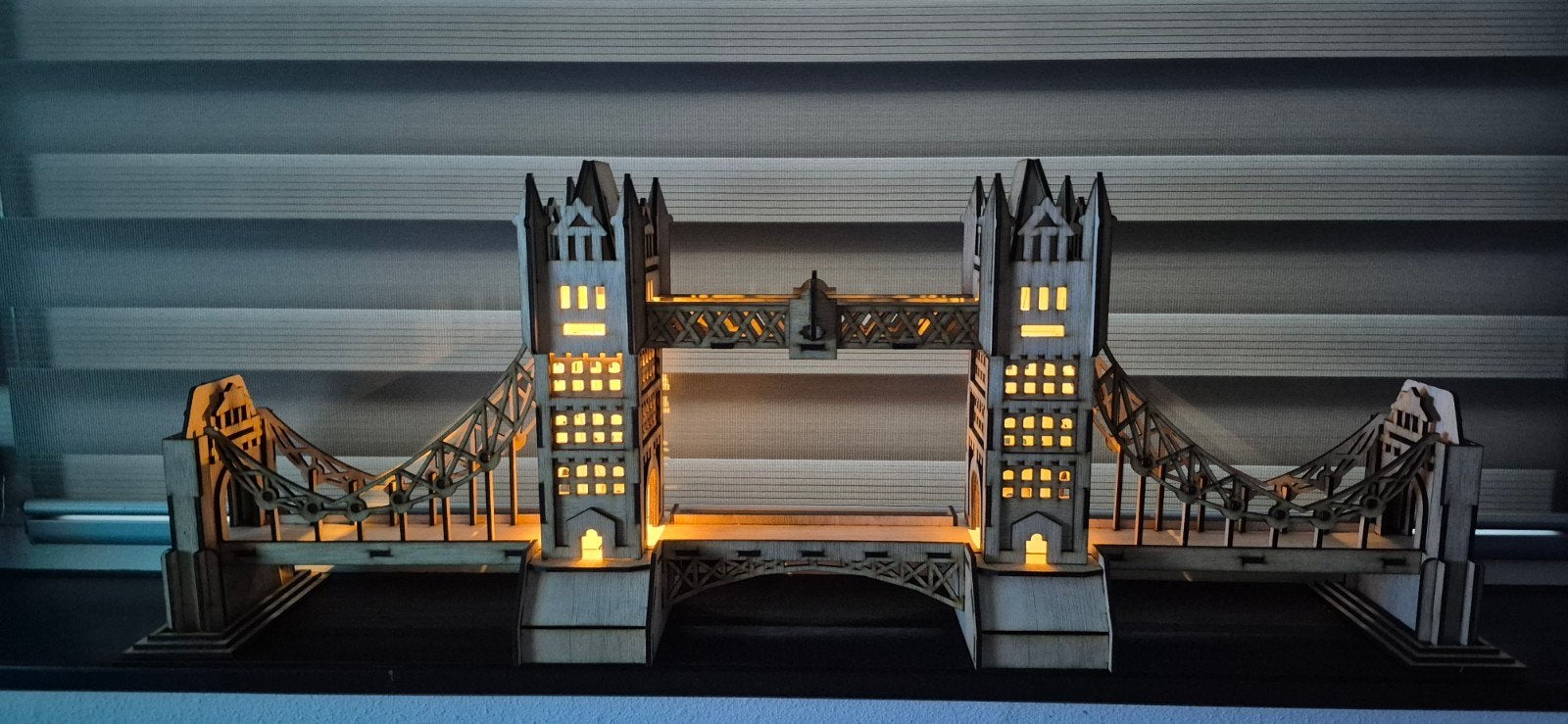 Houten Tower Bridge model met LED-verlichting, Ophalen