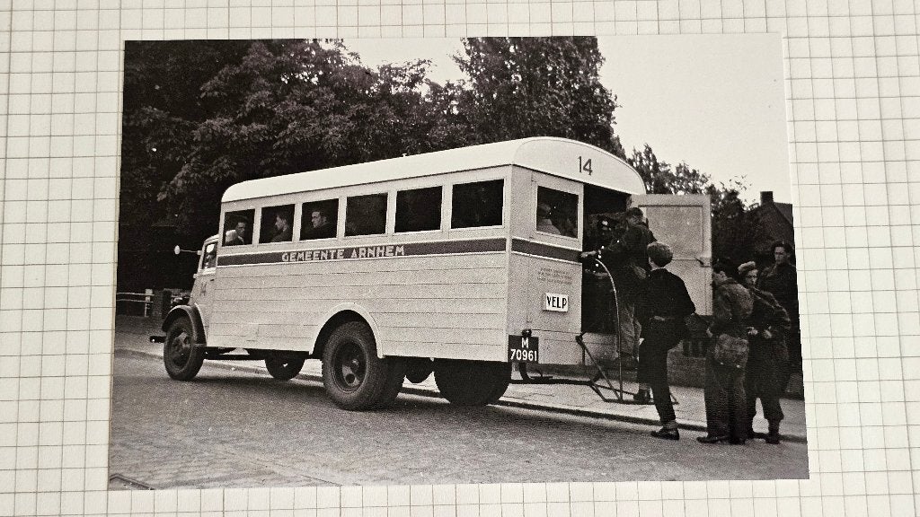Foto BUS GVA Arnhem 14 Noodbus, Verzamelen, Spoorwegen en Tramwegen, Verzenden, Gebruikt, Bus of Metro, Overige typen