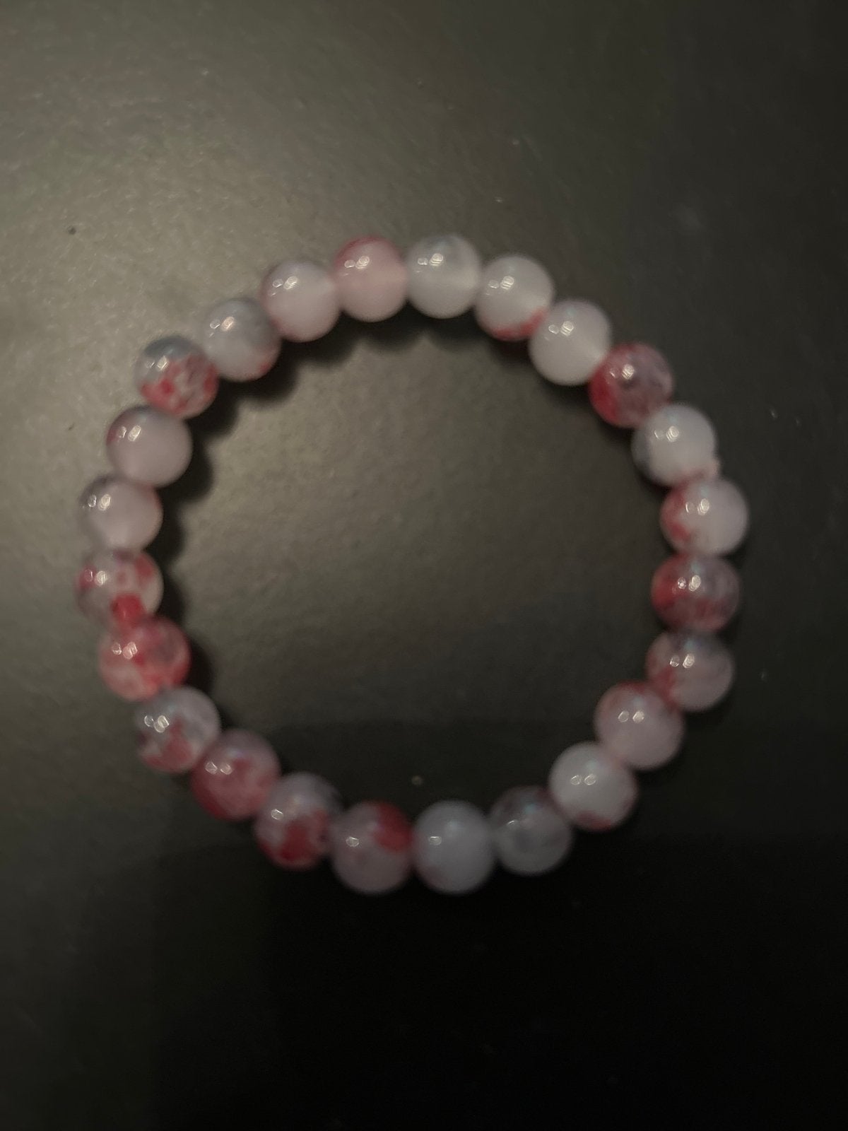 Stijlvolle kralenarmband in roze en wit, Sieraden, Tassen en Uiterlijk, Verzenden, Nieuw, Roze, Overige materialen