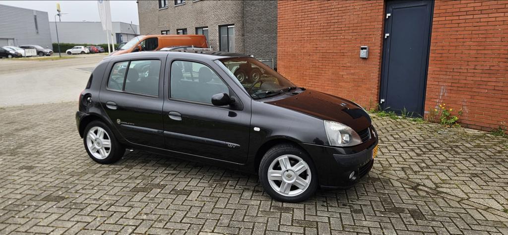 Renault Clio 1.2 55KW Autbas E3 2006 Zwart 127434 km, Voorwielaandrijving, 74 pk, 31 €/maand, 4 cilinders