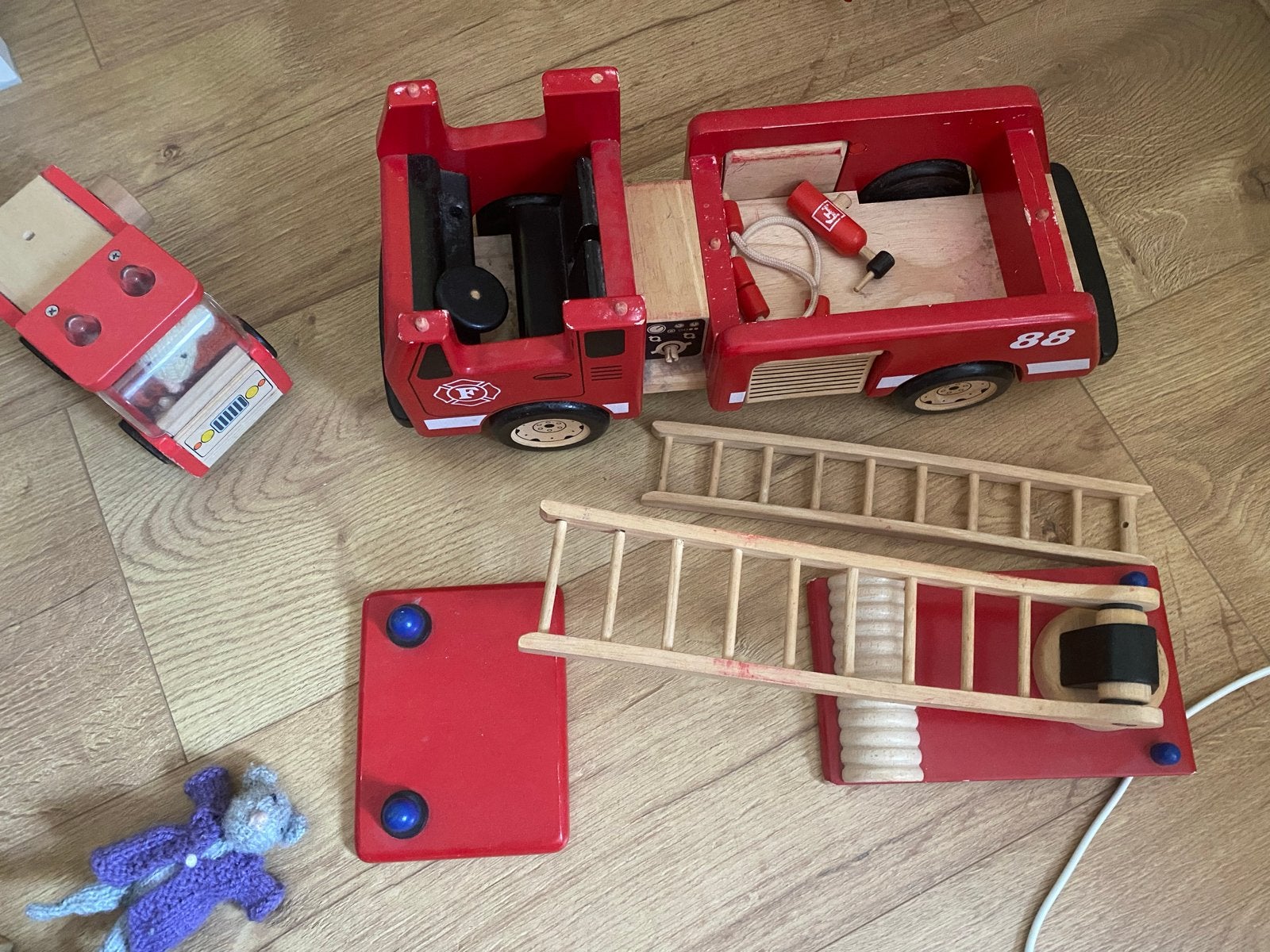 Pintoy houten Brandweerkazerne met accessoires, Kinderen en Baby's, Speelgoed | Houten speelgoed, Ophalen, Gebruikt, Meubelstuk of Keukentje