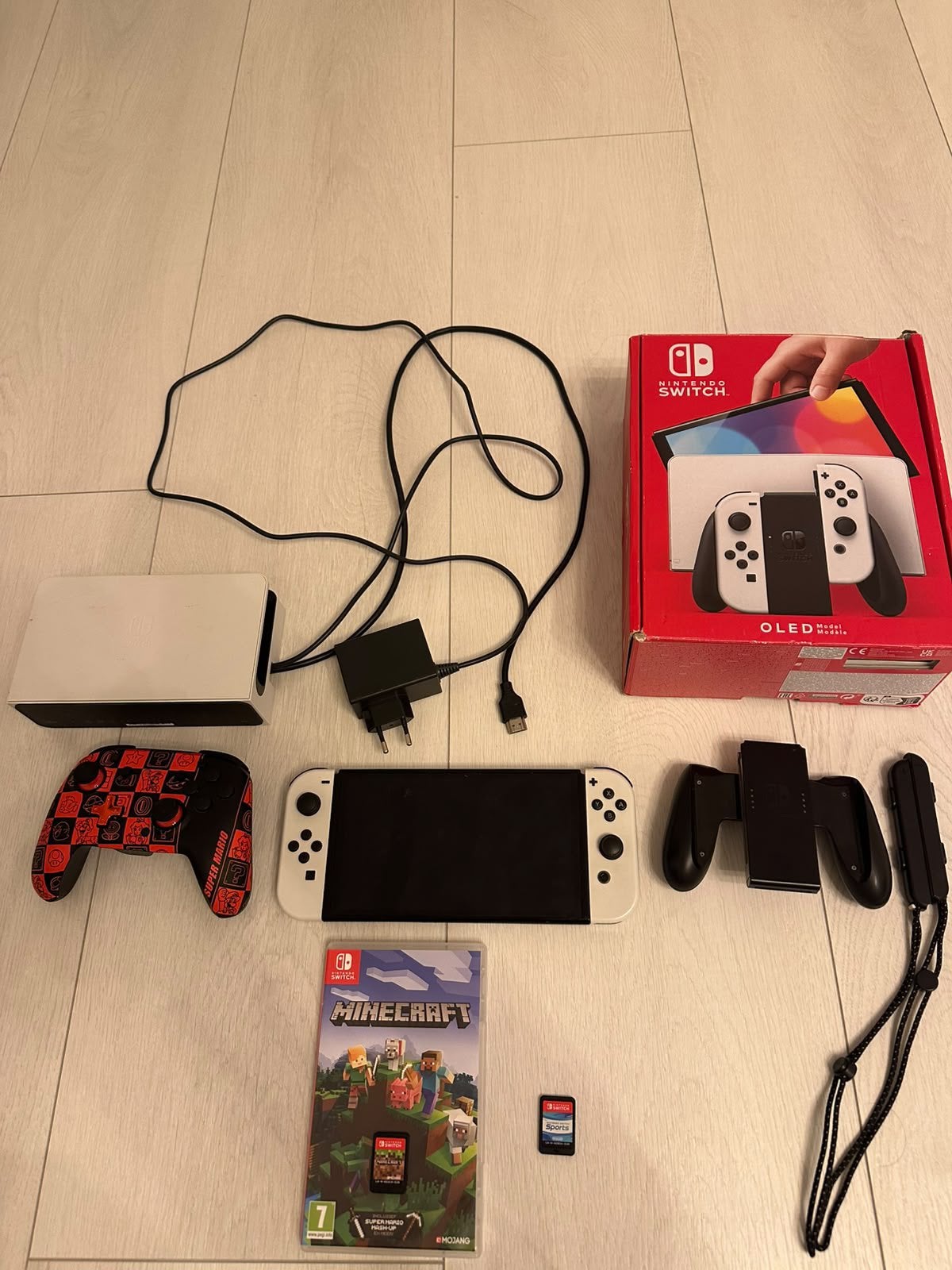 Nintendo Switch OLED compleet + Mario controller + 2 games, Met games, Zo goed als nieuw, Met 1 controller, Switch OLED