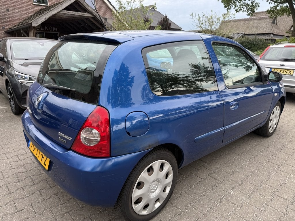 Renault Clio 1.2-16V Campus KOUDE AIRCO / RIJDT GOED / RIJKL, Auto's, Renault, Gebruikt, Zwart, Blauw, 49 €/maand