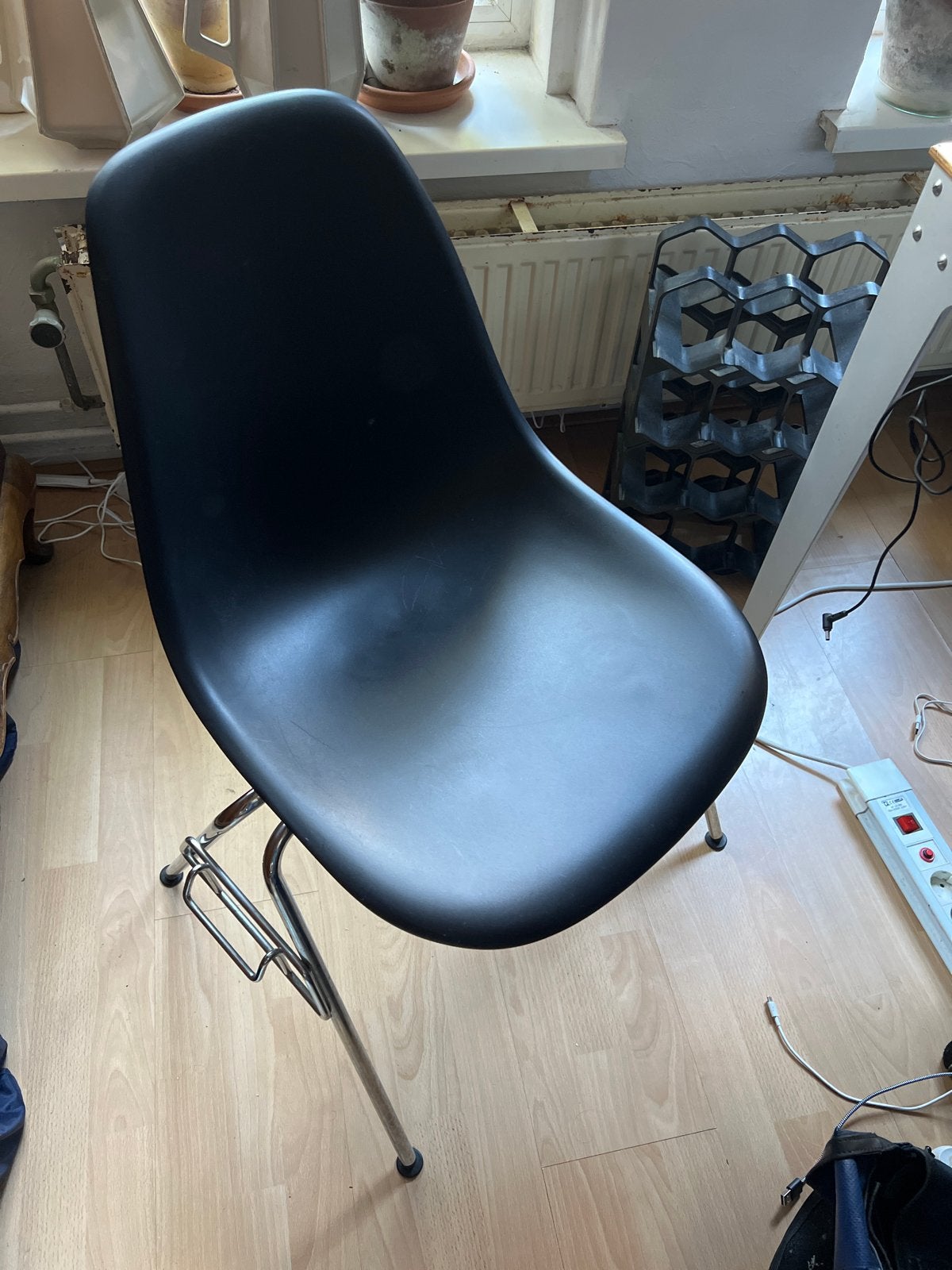 Vitra Eames DSR stoel - Zwart met chromen onderstel, Huis en Inrichting, Kunststof, Zwart, Ophalen of Verzenden, Zo goed als nieuw