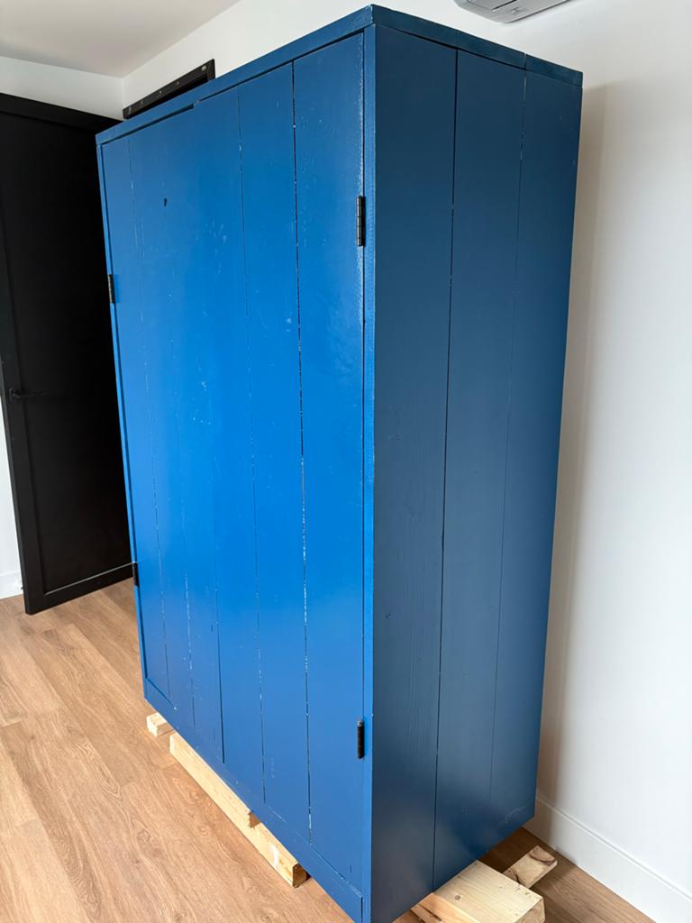 Blauwe stijgerhouten kledingkast met planken en hangruimte, Ophalen, Gebruikt, 100 tot 150 cm, Steigerhout