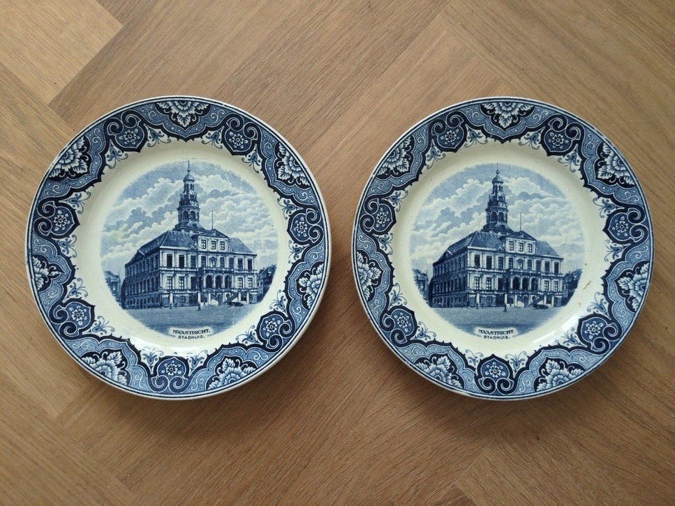 2 wandborden Stadhuis Maastricht - Societe Ceramique, Antiek en Kunst, Antiek | Wandborden en Tegels, Ophalen of Verzenden