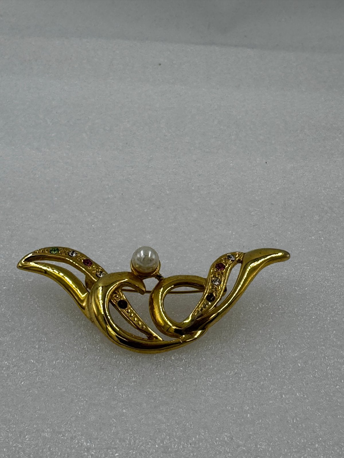 Gouden broche met parel en gekleurde steentjes, 4 tot 7 cm, Ophalen of Verzenden, Zo goed als nieuw, Met edelsteen