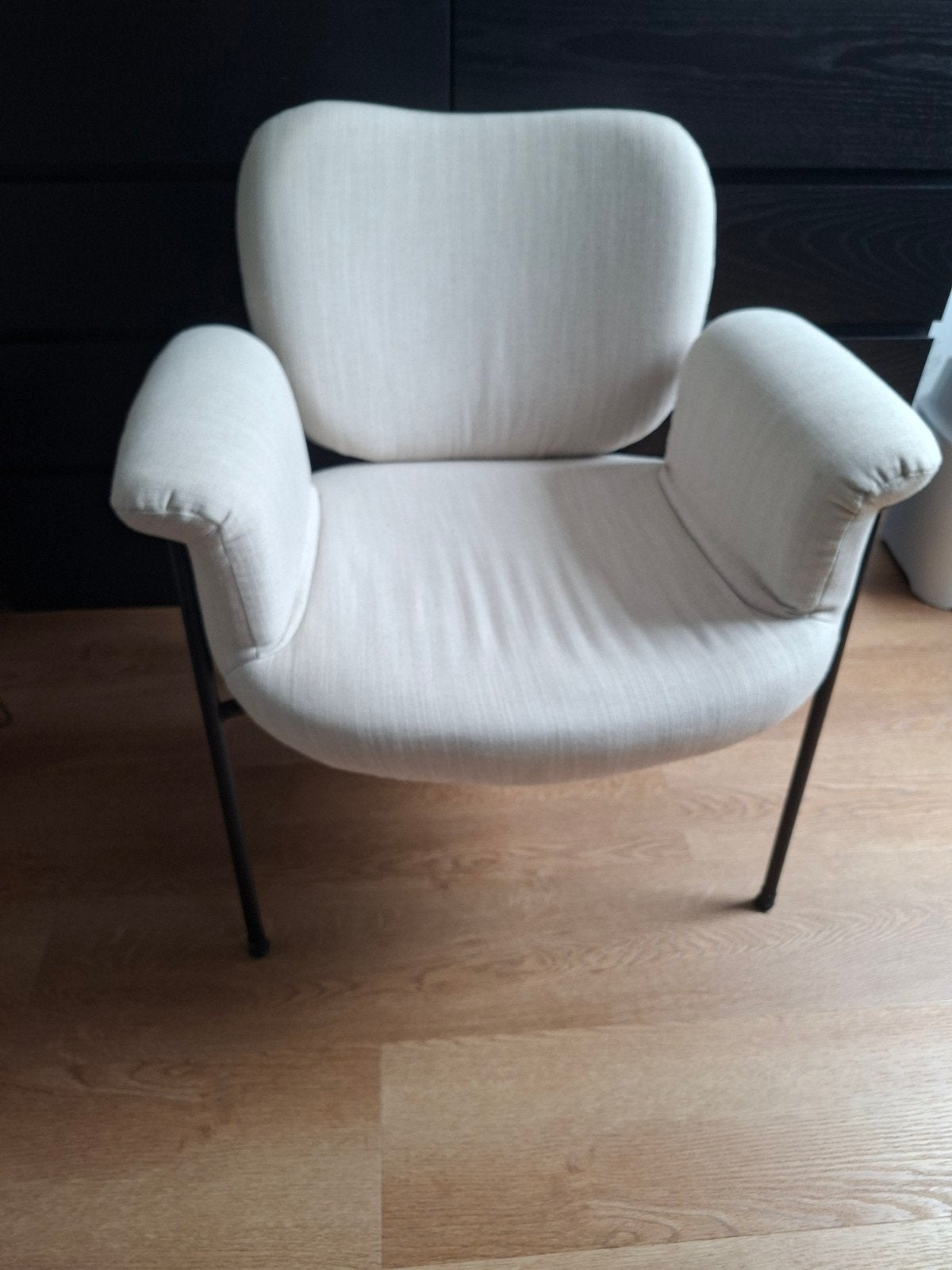 Beige fauteuil met zwarte poten, Huis en Inrichting, Ophalen, 75 tot 100 cm, Zo goed als nieuw, Metaal