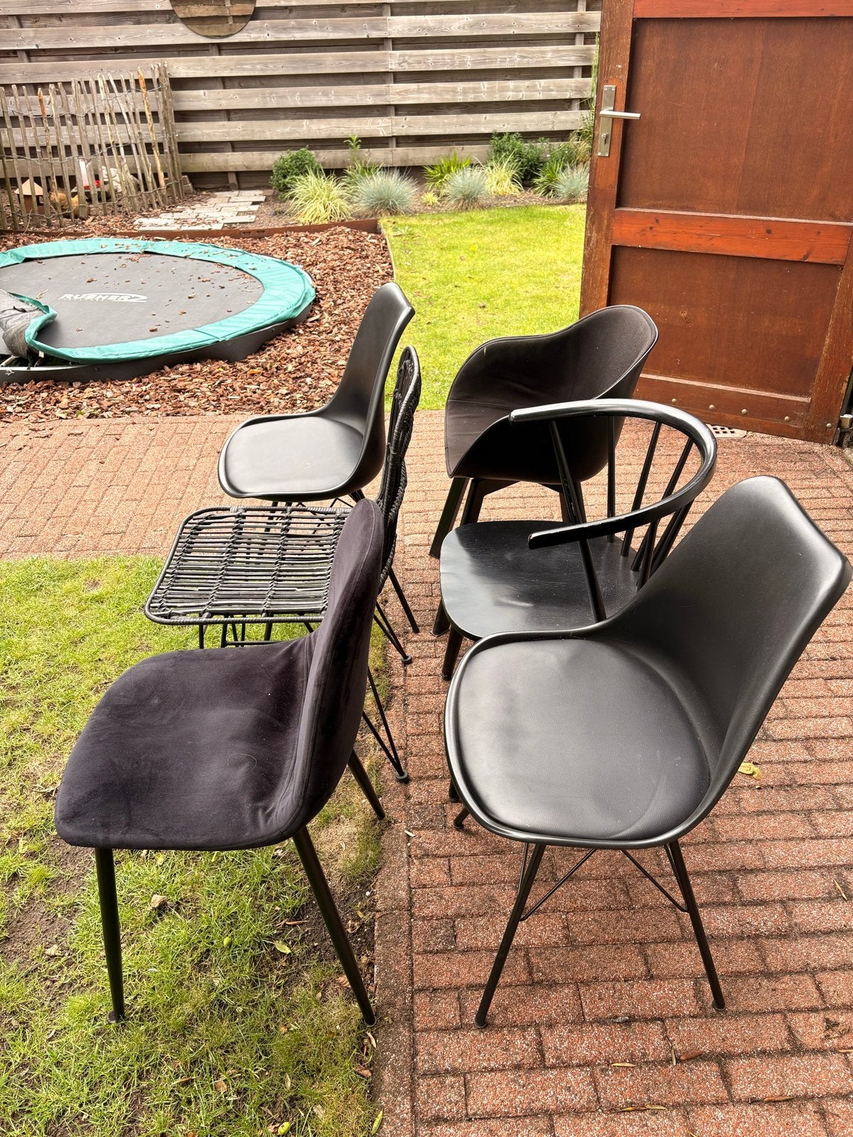 Zes zwarte eetkamerstoelen van diverse merken, Huis en Inrichting, Ophalen, Kunststof, Gebruikt, Zwart
