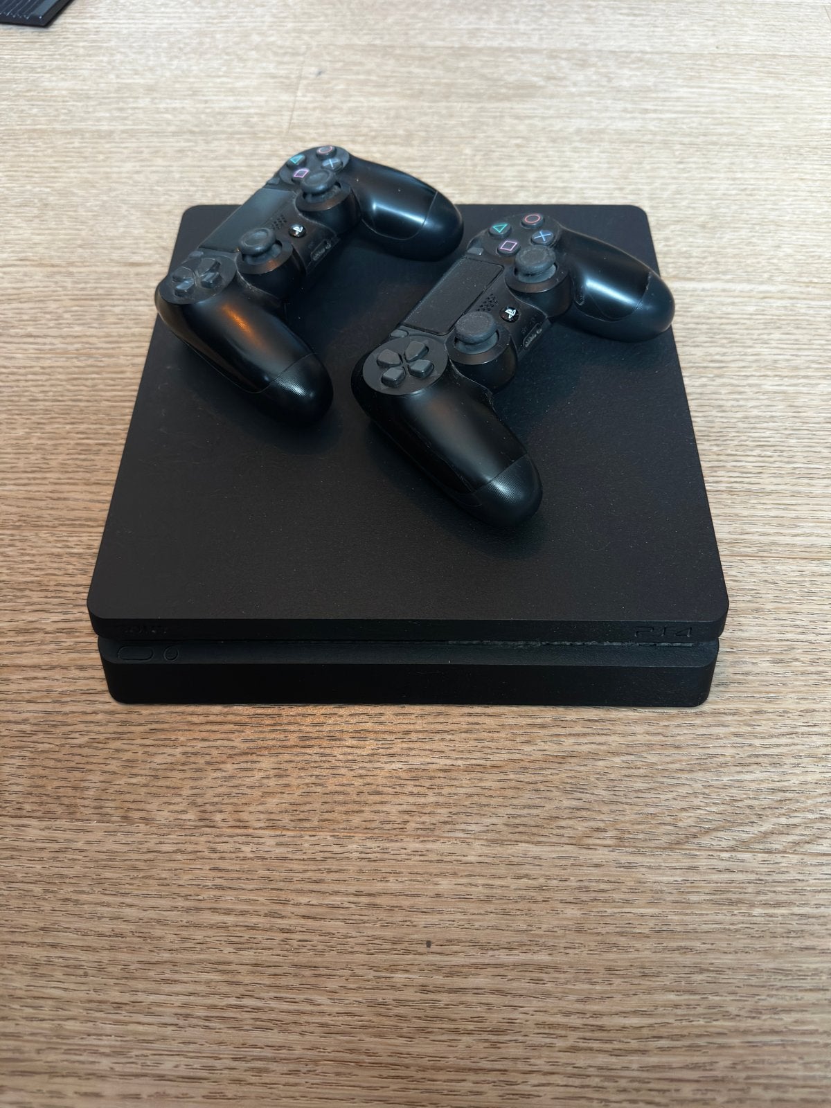 PlayStation 4 Slim 1TB met 2 controllers en 8 games, Spelcomputers en Games, Verzenden, Met 2 controllers, Zo goed als nieuw, Slim