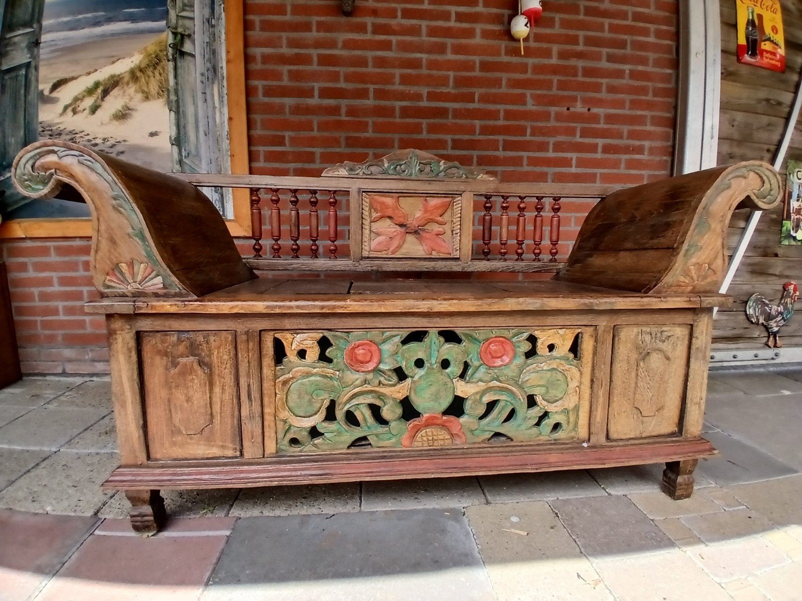 Antieke Balinese bank met houtsnijwerk en opbergruimte, Ophalen