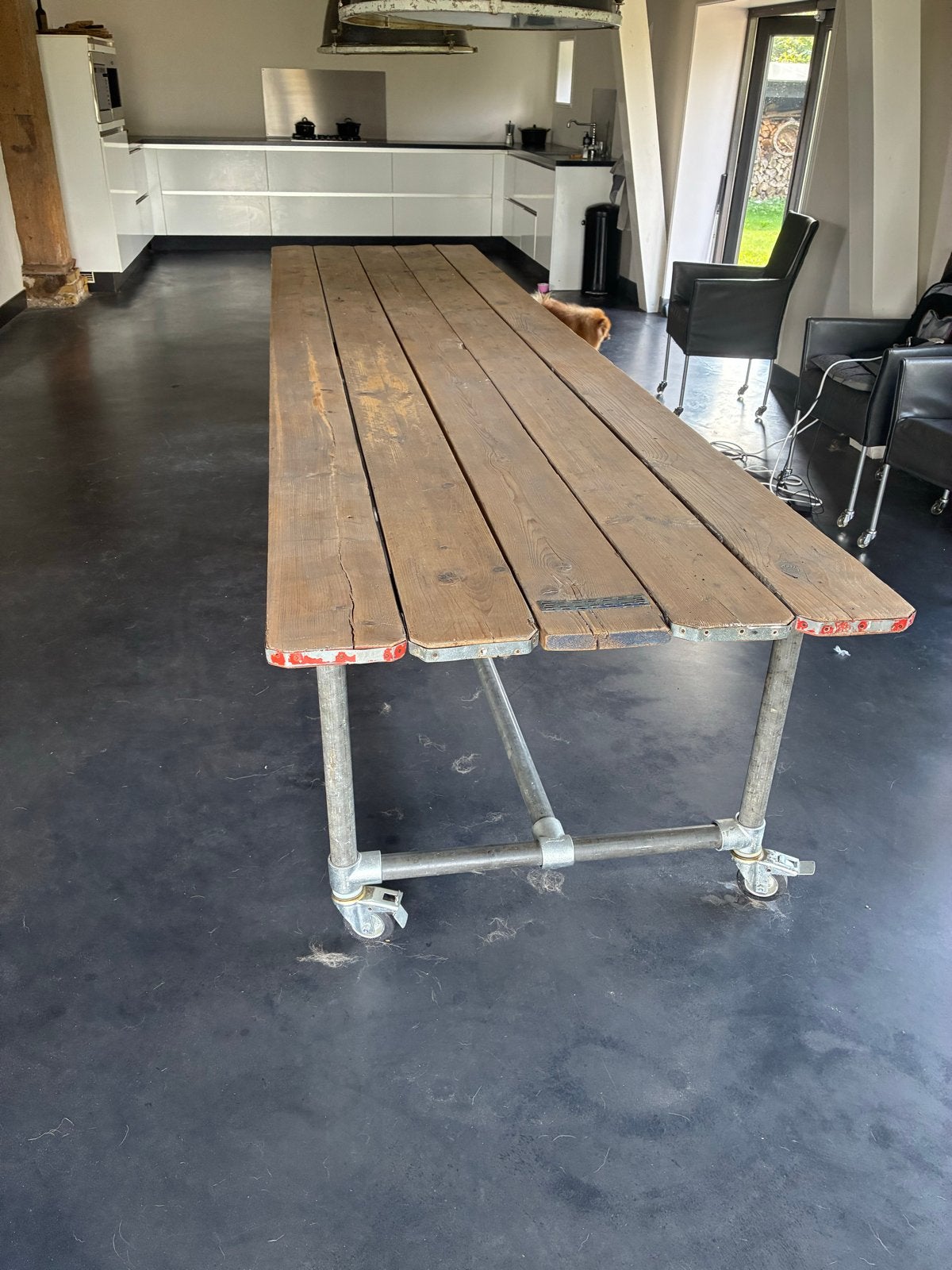 Robuuste industriële eettafel of stamtafel op wielen, Huis en Inrichting, Tafels | Eettafels, Ophalen, Gebruikt, 200 cm of meer