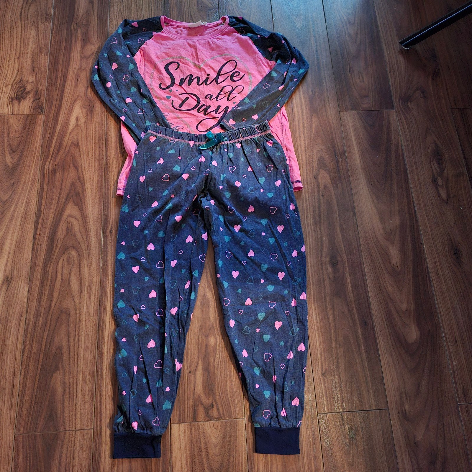Leuke pyjama set: shirt met lange mouwen en broek, Kinderen en Baby's, Nacht- of Onderkleding, Gebruikt, Ophalen of Verzenden