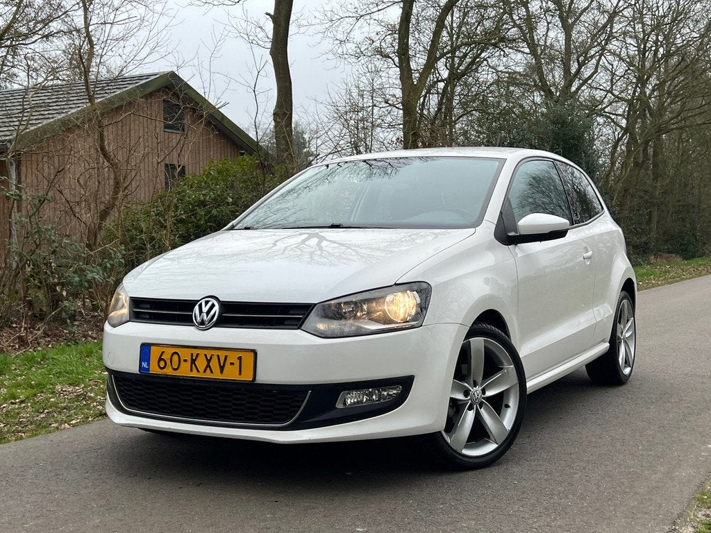 Volkswagen Polo 1.4-16V Highline | Automaat + Airco + Cruise, Auto's, Volkswagen, Euro 5, Zwart, 4 cilinders, Wit
