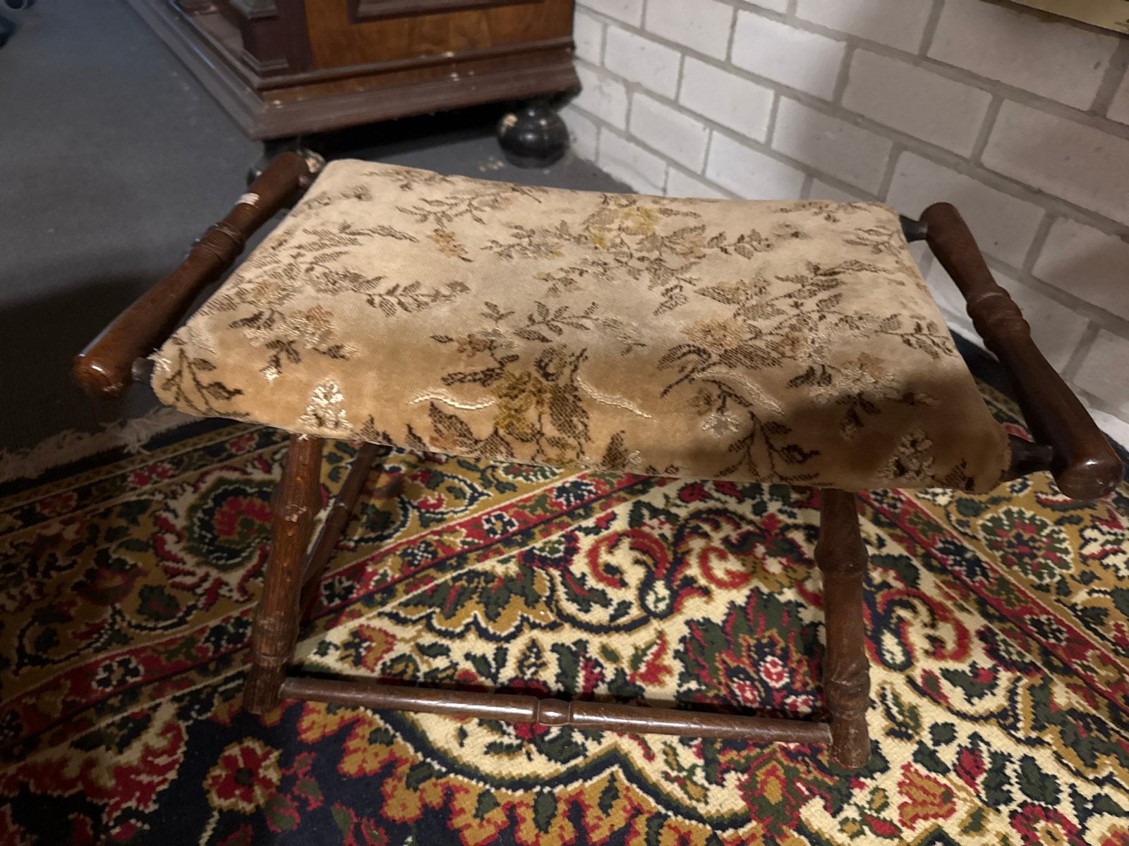 Antieke voetenbank met gebloemde bekleding, Ophalen