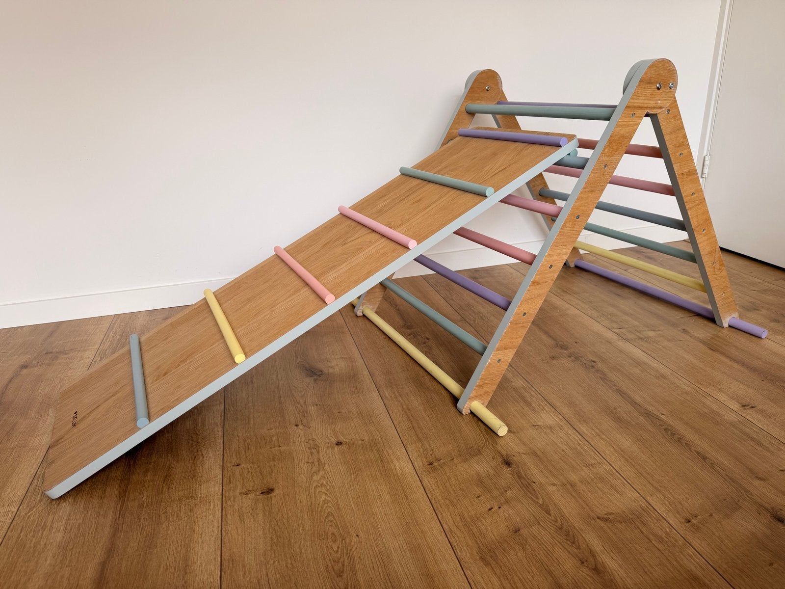 Montessori Pikler Klimdriehoek met Glijbaan - Sklum Pastel, Ophalen, Zo goed als nieuw, Glijbaan