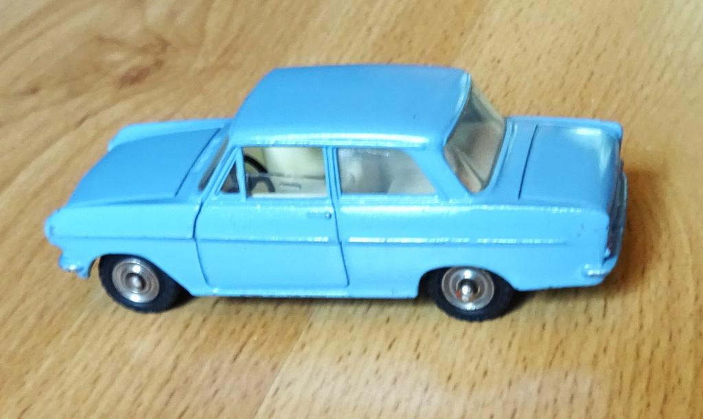 Dinky Toys Opel Kadett, made in France, Hobby en Vrije tijd, Modelauto's | 1:43, Ophalen of Verzenden, Gebruikt, Auto, Dinky Toys