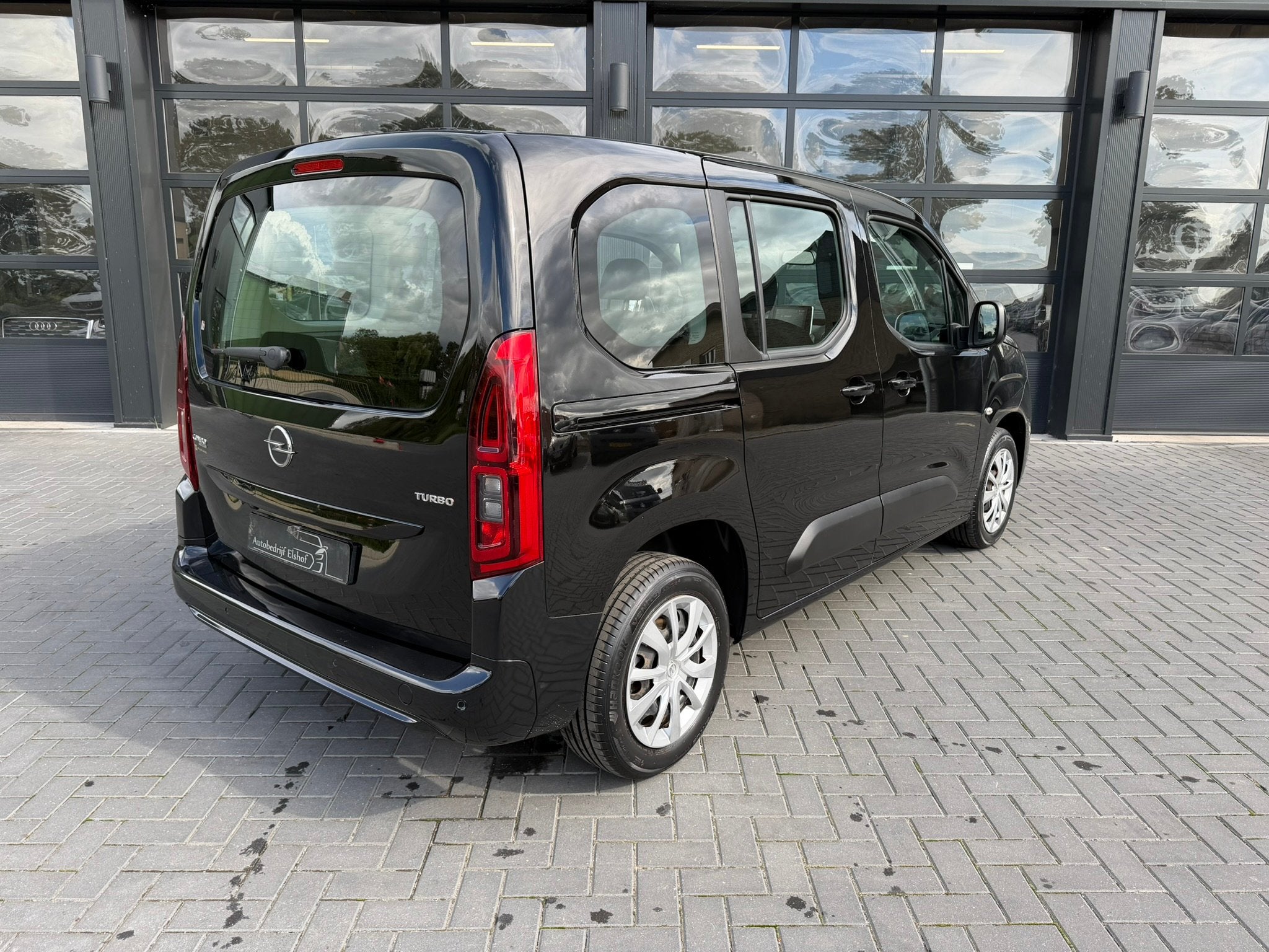 Opel Combo Tour 1.2 Turbo automaat / 360 Camera (bj 2019), Gebruikt, Parkeersensor, 1199 cc, Zwart