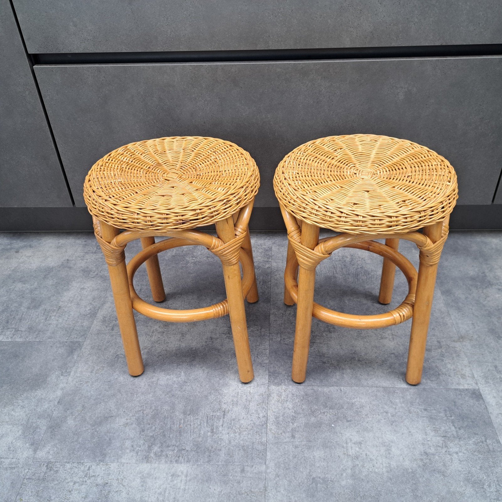 2 retro handgeweven krukjes, Huis en Inrichting, Krukjes, Ophalen of Verzenden, Hout