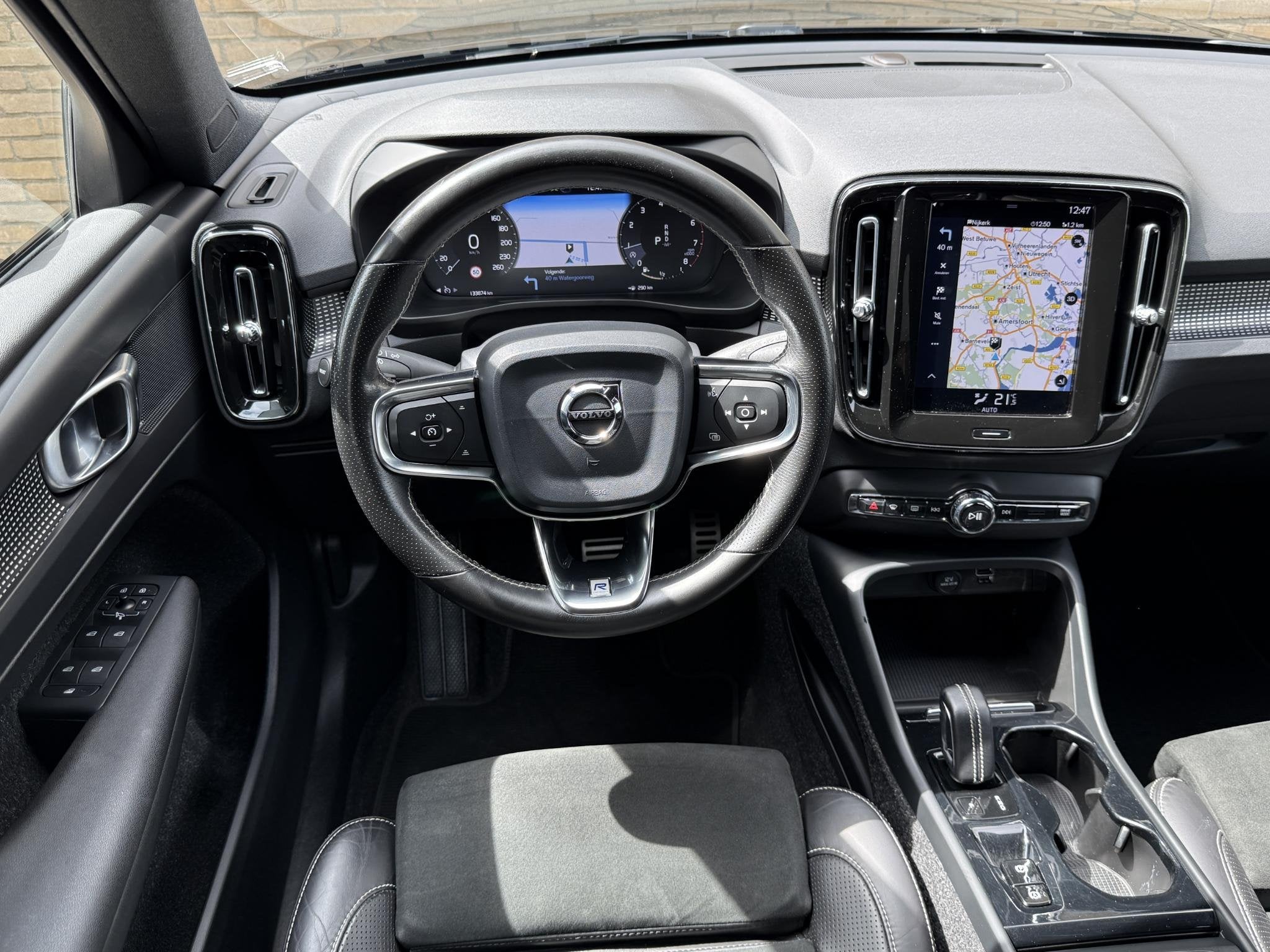 Volvo XC40 1.5 T3 163pk R-Design | Leder/alcantara | Navigat, Gebruikt, Euro 6, Origineel Nederlands, SUV of Terreinwagen