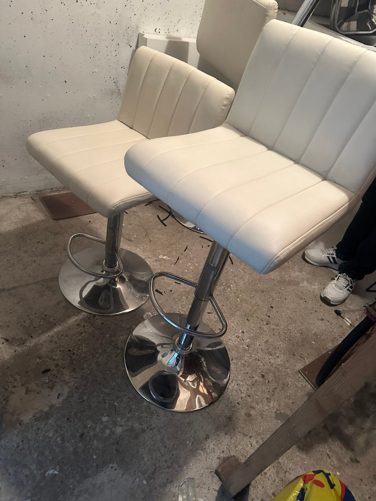 Barkrukken met witte tafel zgan, Huis en Inrichting, 2 krukken, Ophalen, Zo goed als nieuw, 60 tot 90 cm