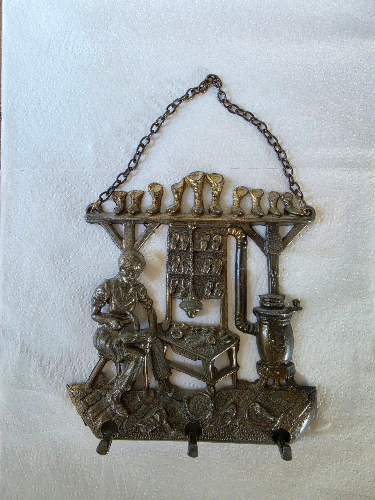 Antiek metalen rekje met schoenmaker reliëf, Ophalen of Verzenden