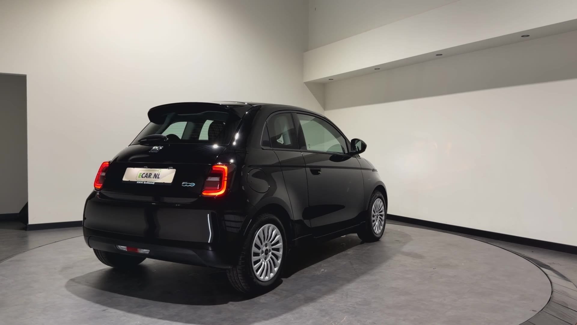 Fiat 500 3+1 42 kWh | SOH 96,2% | Apple CarPlay - Android Au, Auto's, Gebruikt, Met garantie (alle), 4 stoelen, Zwart