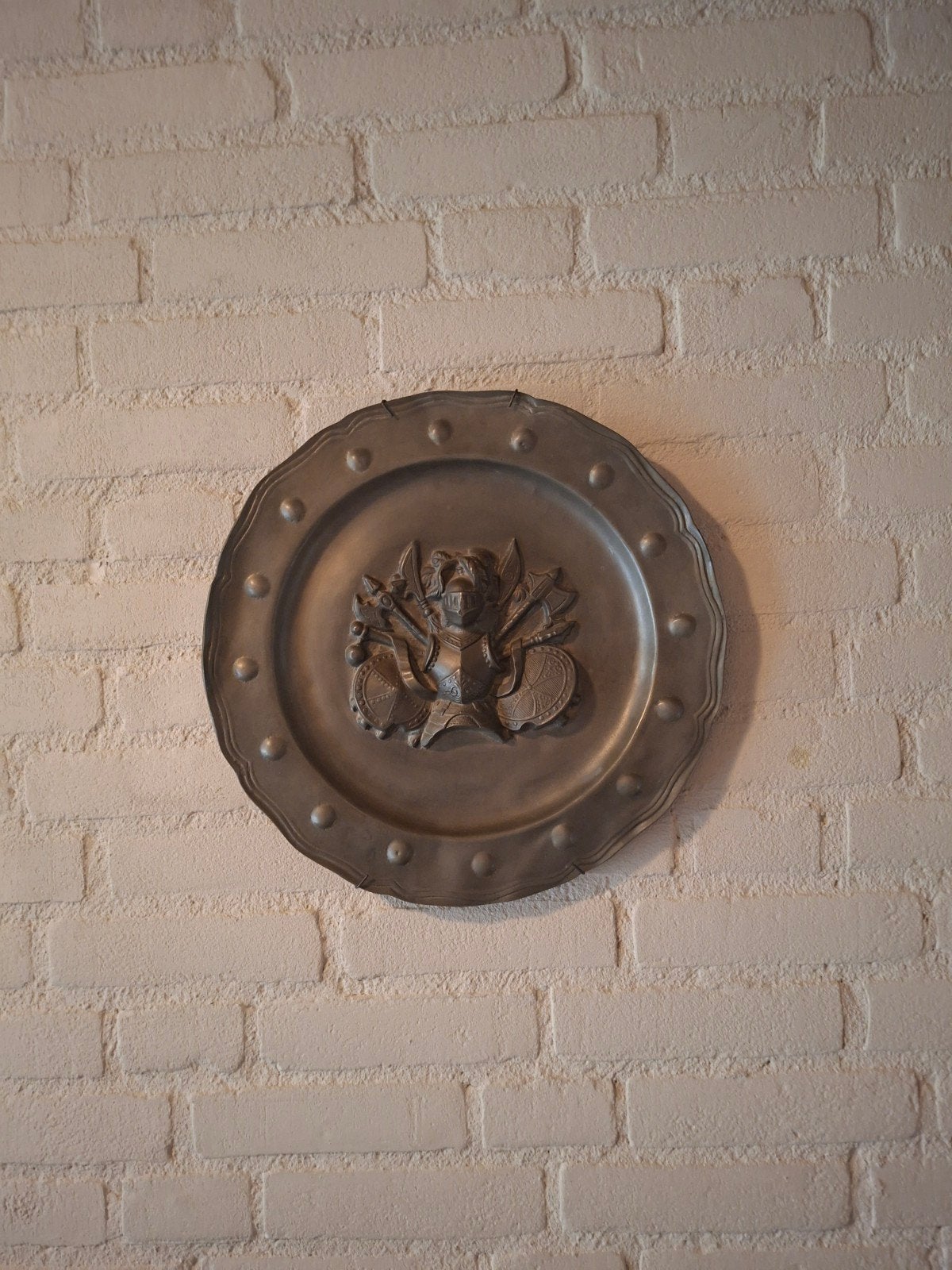 Decoratief tinnen bord met ridderreliëf, Antiek en Kunst, Ophalen of Verzenden