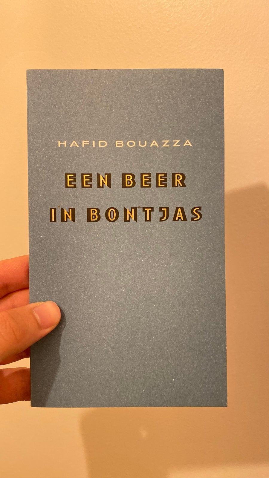 Een Beer in Bontjas - Hafid Bouazza (Zo goed als nieuw), Ophalen of Verzenden, Zo goed als nieuw, Nederland
