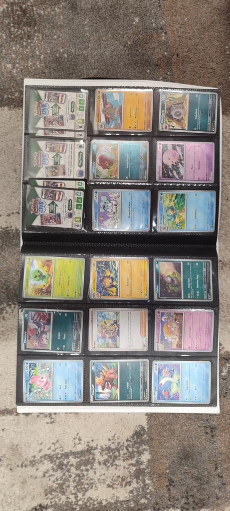 Grote verzameling Pokémon kaarten in map, Ophalen of Verzenden, Zo goed als nieuw, Boek of Catalogus, Foil