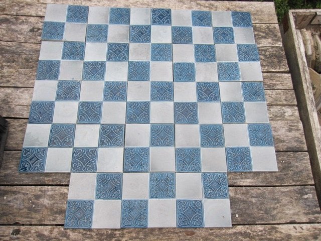 23 stuks Antieke wandtegels grijs met blauw relief 15x15cm, Ophalen