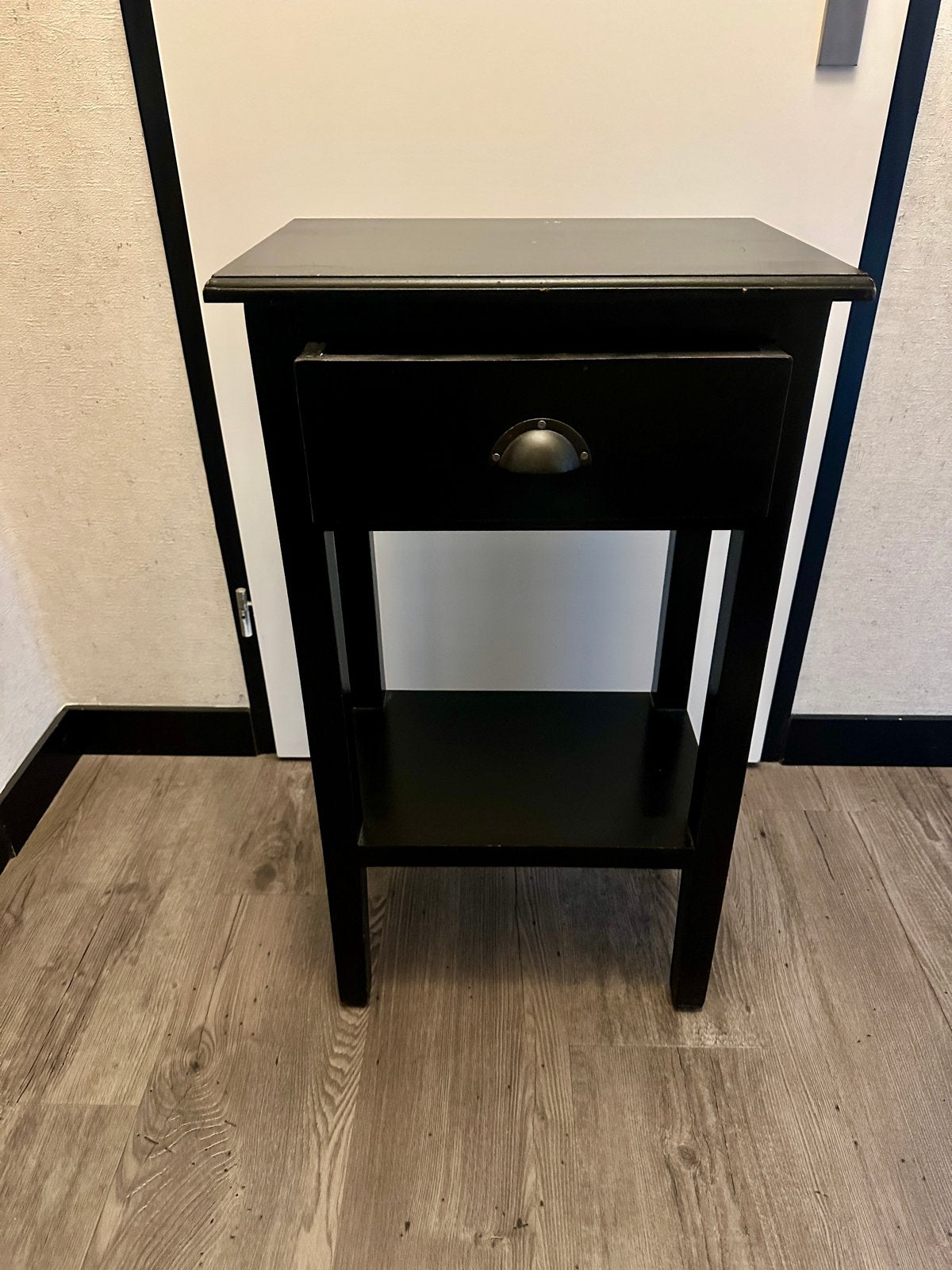 Zwart bijzettafeltje met lade en plank, Ophalen, Minder dan 55 cm, Gebruikt, 60 cm of meer