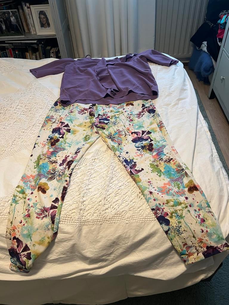 Blouse en broek met bloemenprint, maat 42, Paars, Maat 42/44 (L), Ophalen of Verzenden, Lang